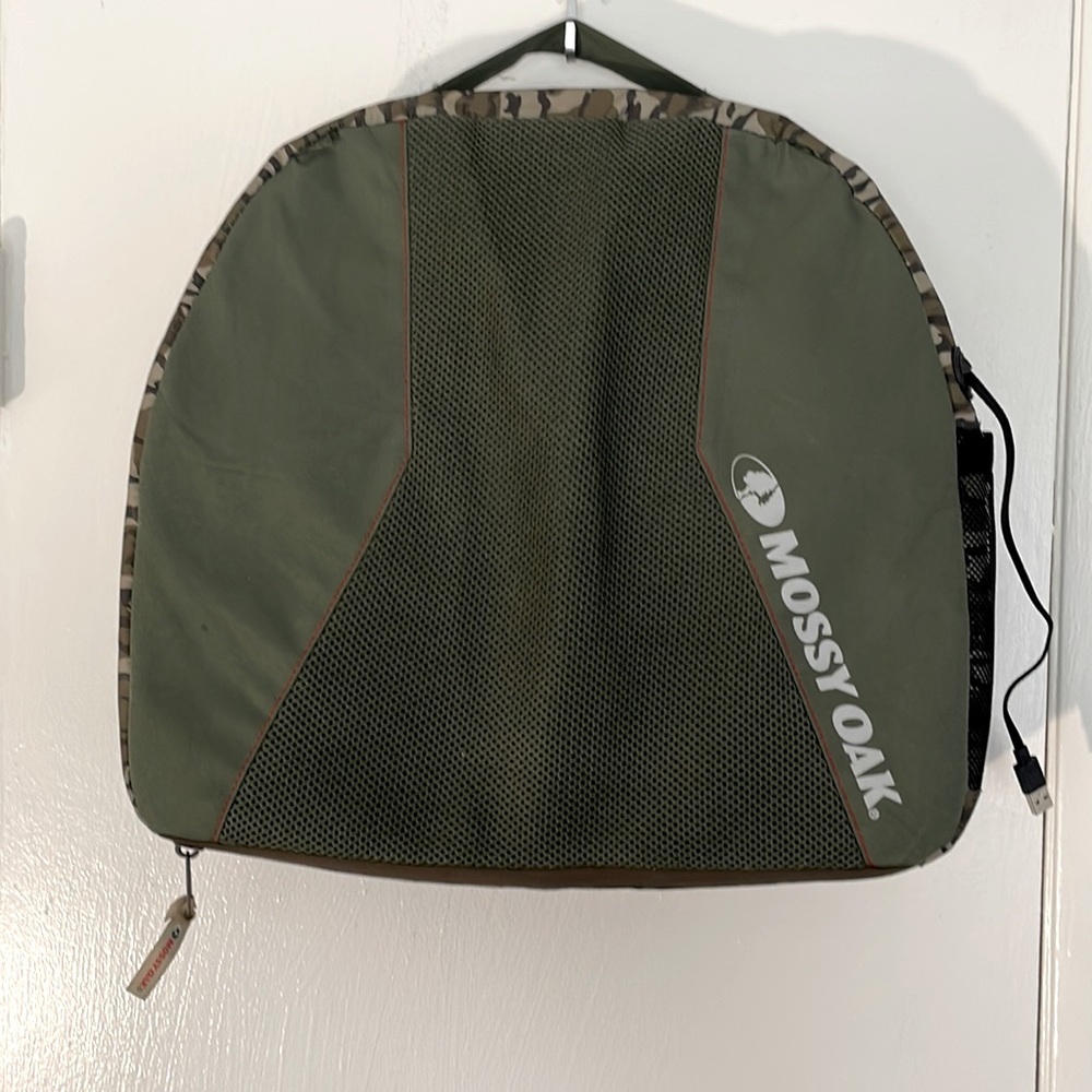 Mossy Oak Portable heated seat cushion.